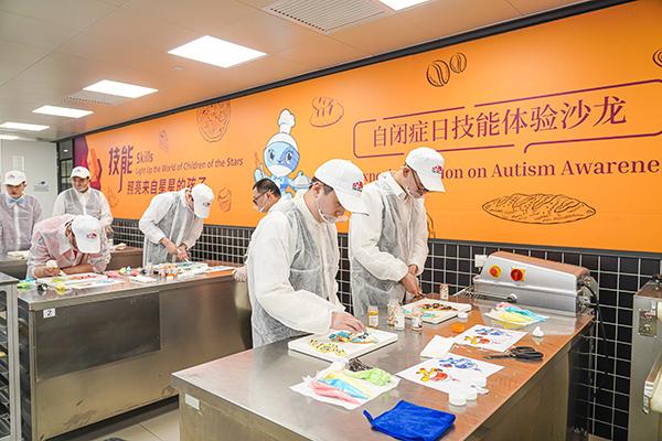 自闭症孩子在制作面包  上海第46届世界技能大赛事务执行局 供图