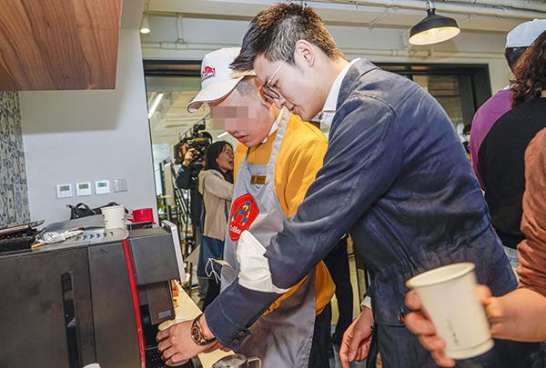 吴煜正在教授自闭症孩子制作咖啡  上海第46届世界技能大赛事务执行局 供图