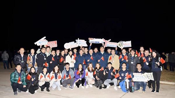 上海交大校党委常委、副校长朱新远来到太原卫星发射中心与卫星研制团队、“逐梦航天，青春报国”社会实践团师生共同观摩卫星发射。