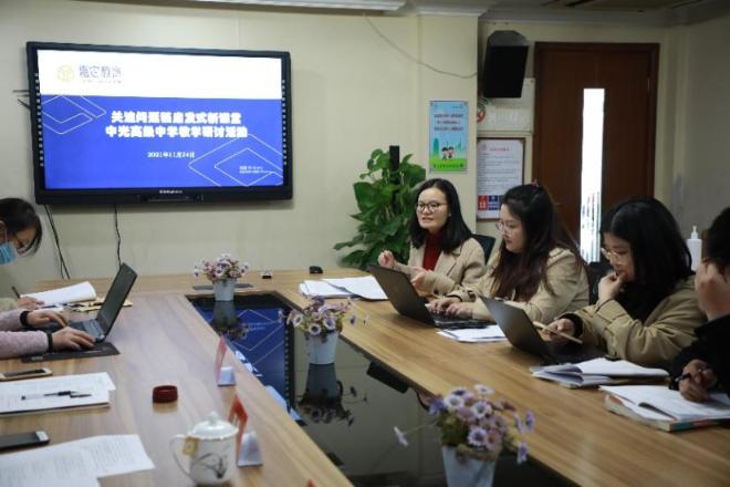 向满堂问说"no,来看这所高中关注问题链的启发式