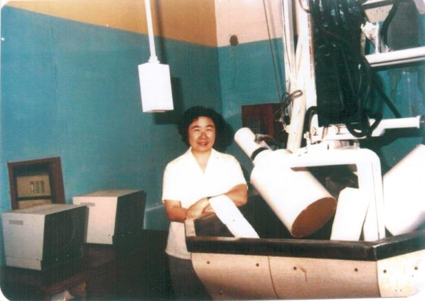 一九八五年，陈亚珠院士在肾结石体外碎石第一台样机旁.JPG