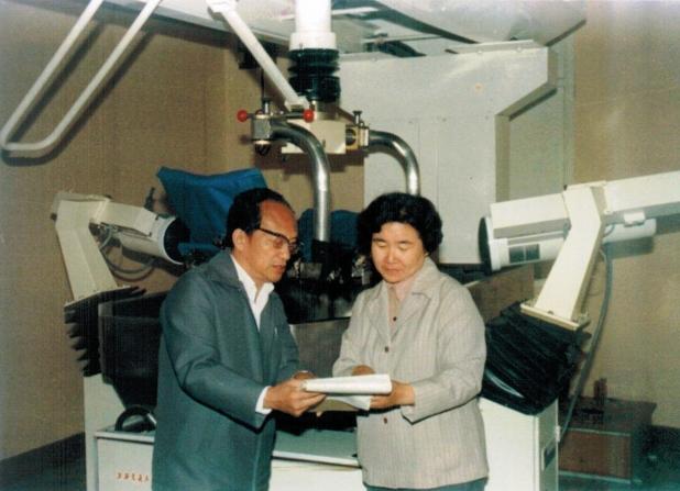 上世纪八十年代初期，陈亚珠院士与恩师唐耀宗教授在JT-ESWL-II型肾结石体外碎石机前.JPG
