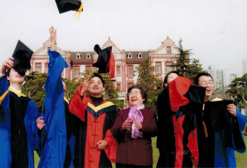 本世纪初，陈亚珠院士与博士生们一起抛毕业帽，共同分享毕业时刻的喜悦.JPG